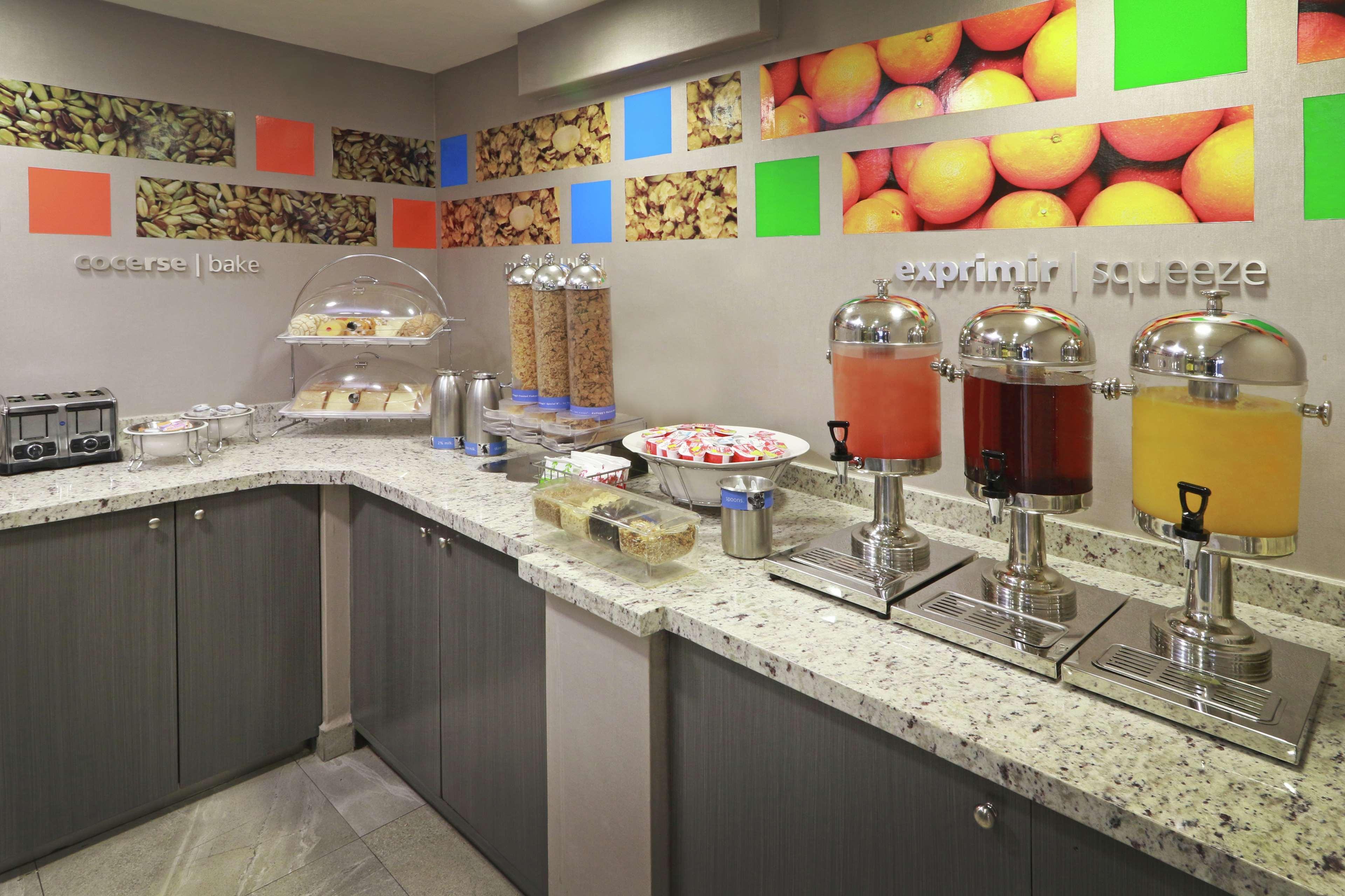 Hampton Inn Monterrey-Airport Apodaca Exterior photo